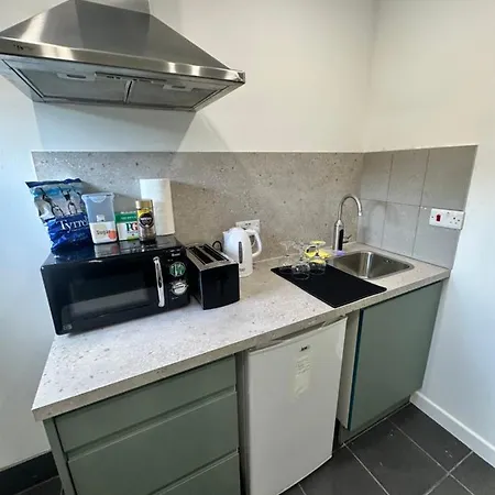 Modern Flat In Central Egham By Windsor Castle, Staines-Upon-Thames And Heathrow Airport Exterior photo