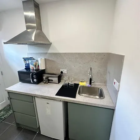 Modern Flat In Central Egham By Windsor Castle, Staines-Upon-Thames And Heathrow Airport Exterior photo