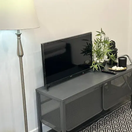 Modern Flat In Central Egham By Windsor Castle, Staines-Upon-Thames And Heathrow Airport Exterior photo