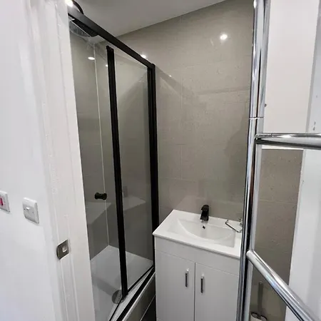Modern Flat In Central Egham By Windsor Castle, Staines-Upon-Thames And Heathrow Airport Exterior photo