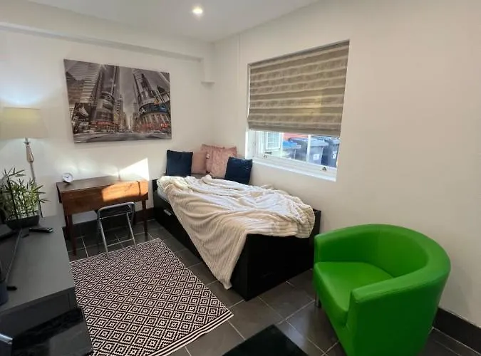 Modern Flat In Central Egham By Windsor Castle, Staines-Upon-Thames And Heathrow Airport