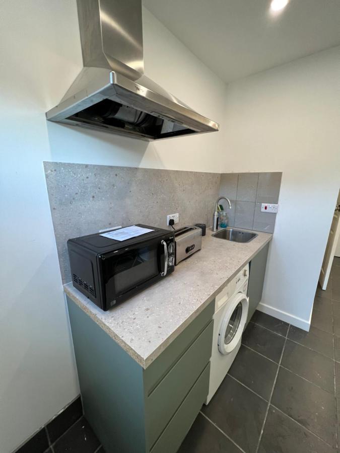 Modern Flat In By Windsor Castle, Staines-upon-thames And Heathrow Airport * Egham