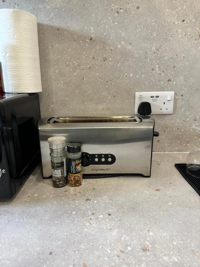 Modern Flat In By Windsor Castle, Staines-upon-thames And Heathrow Airport Apartment *