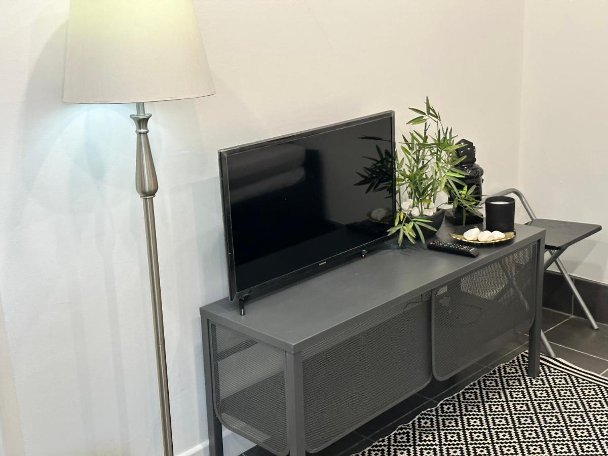 Modern Flat In By Windsor Castle, Staines-upon-thames And Heathrow Airport *