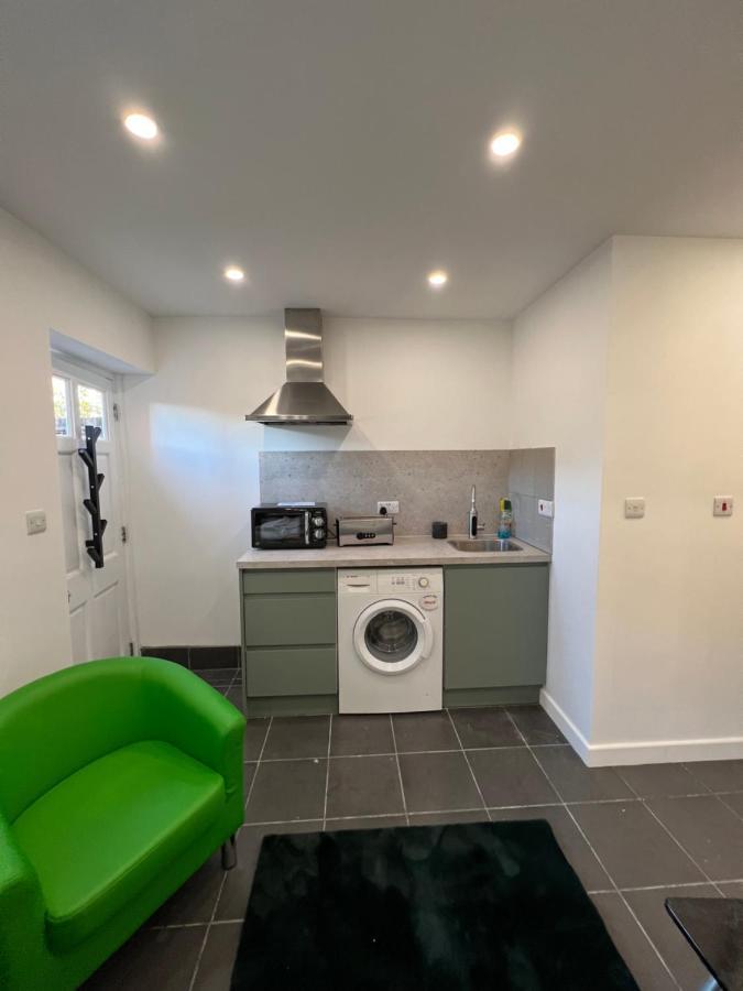 Modern Flat In By Windsor Castle, Staines-upon-thames And Heathrow Airport *