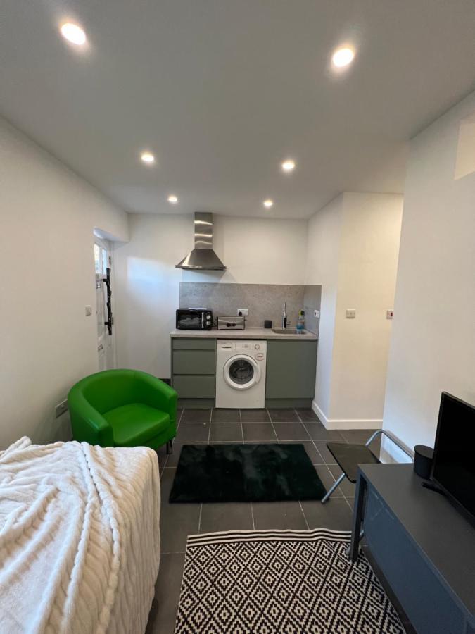 Modern Flat In By Windsor Castle, Staines-upon-thames And Heathrow Airport Egham