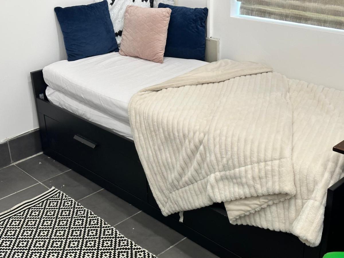 Apartment Modern Flat In By Windsor Castle, Staines-upon-thames And Heathrow Airport