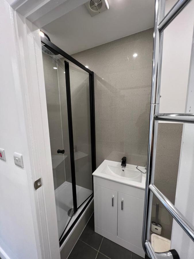 Modern Flat In By Windsor Castle, Staines-upon-thames And Heathrow Airport Apartment Egham