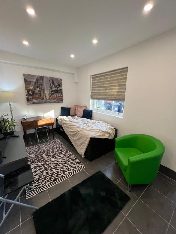 Modern Flat In By Windsor Castle, Staines-upon-thames And Heathrow Airport Apartment *